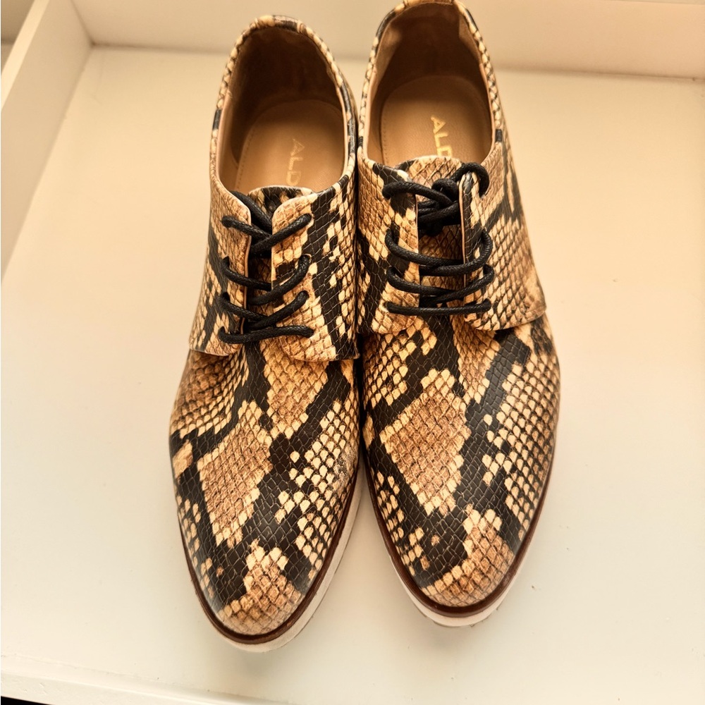 San Edelman Snakeskin booties W7. NWOT small‎ scuff on right toe.